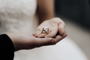 Femme avec bague de promesse