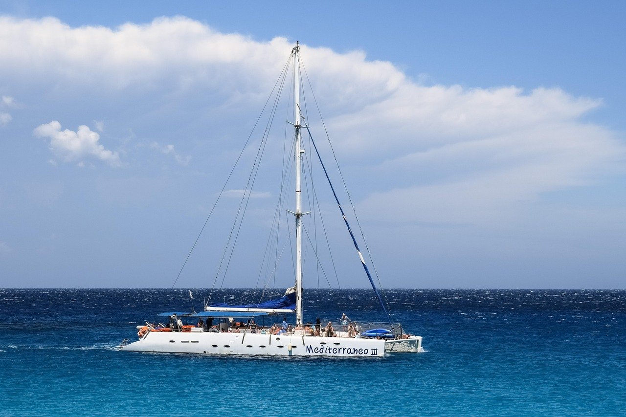 découvrez nos croisières en catamaran en crète et explorez les eaux turquoise, les plages paradisiaques et les paysages magnifiques de cette île méditerranéenne unique.