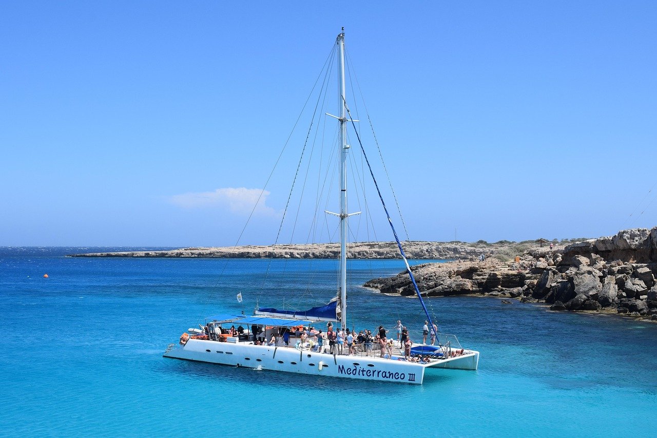 découvrez la beauté de la crète lors d'une croisière en catamaran, entre plages paradisiaques et eaux cristallines.